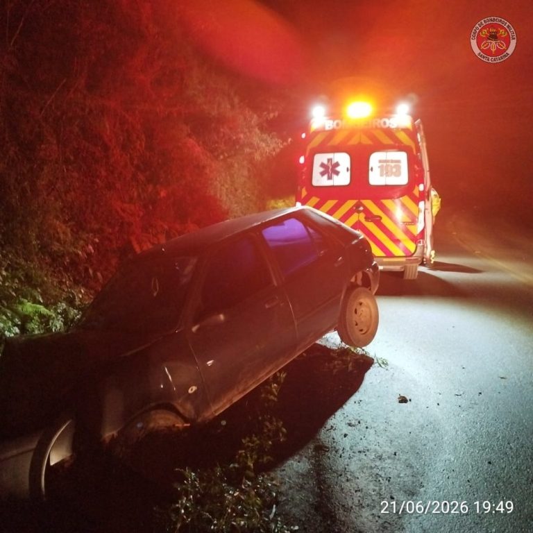 Mulher fica ferida após carro colidir contra barranco no interior de Tangará