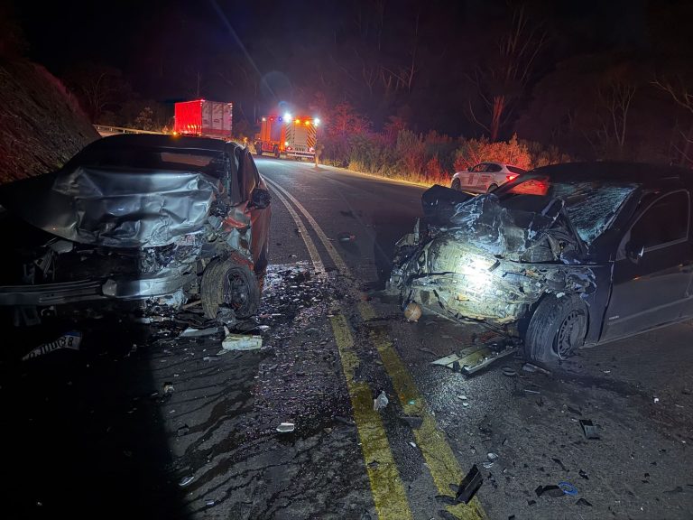 Colisão entre dois carros deixa quatro feridos na BR-282, em Vargem Bonita