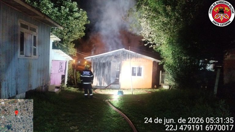 Casa pega fogo e moradora idosa desaparece em Campos Novos