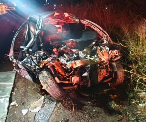 Homem morre em colisão frontal entre carro e caminhão no Oeste