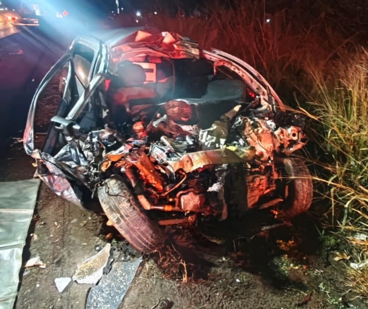 Homem morre em colisão frontal entre carro e caminhão no Oeste