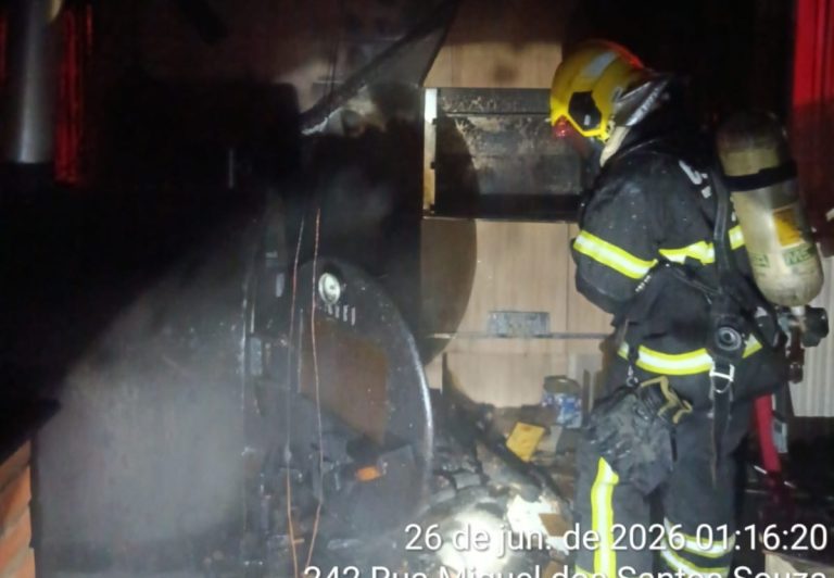 Princípio de incêndio mobiliza bombeiros durante a madrugada em Santa Cecília