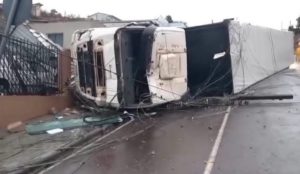 Carreta perde os freios, tomba e atinge residência no Oeste Catarinense