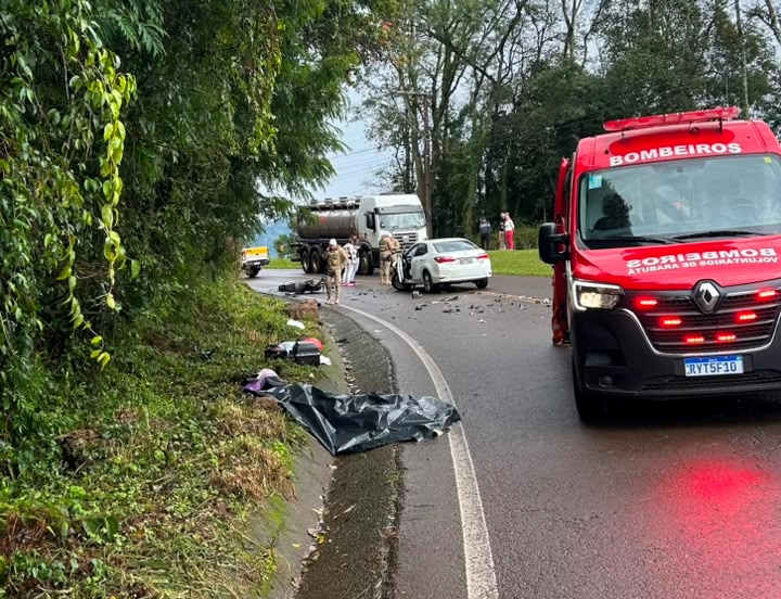 Acidente entre carro e moto deixa mulher morta e homem gravemente ferido em Arabutã
