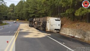 Carreta carregada com maçãs se desprende de caminhão e tomba na SC-350 em Santa Cecília