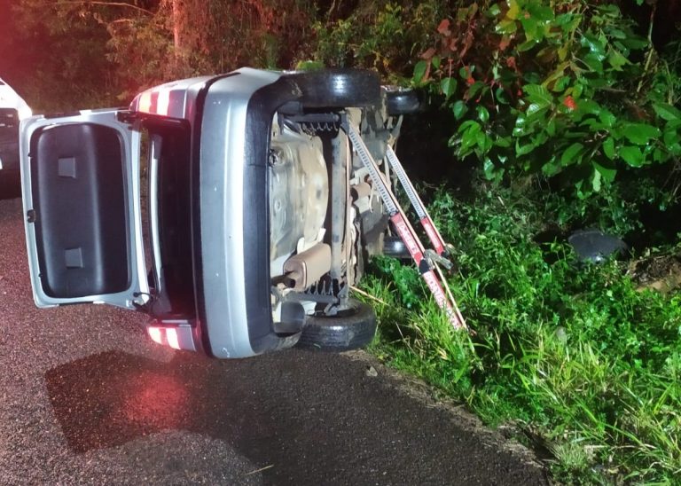 Idoso é resgatado após carro bater em barranco e tombar em Herval d’Oeste