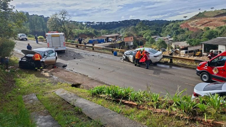 Colisão frontal deixa motorista ferido e provoca bloqueio de rodovia em Caçador