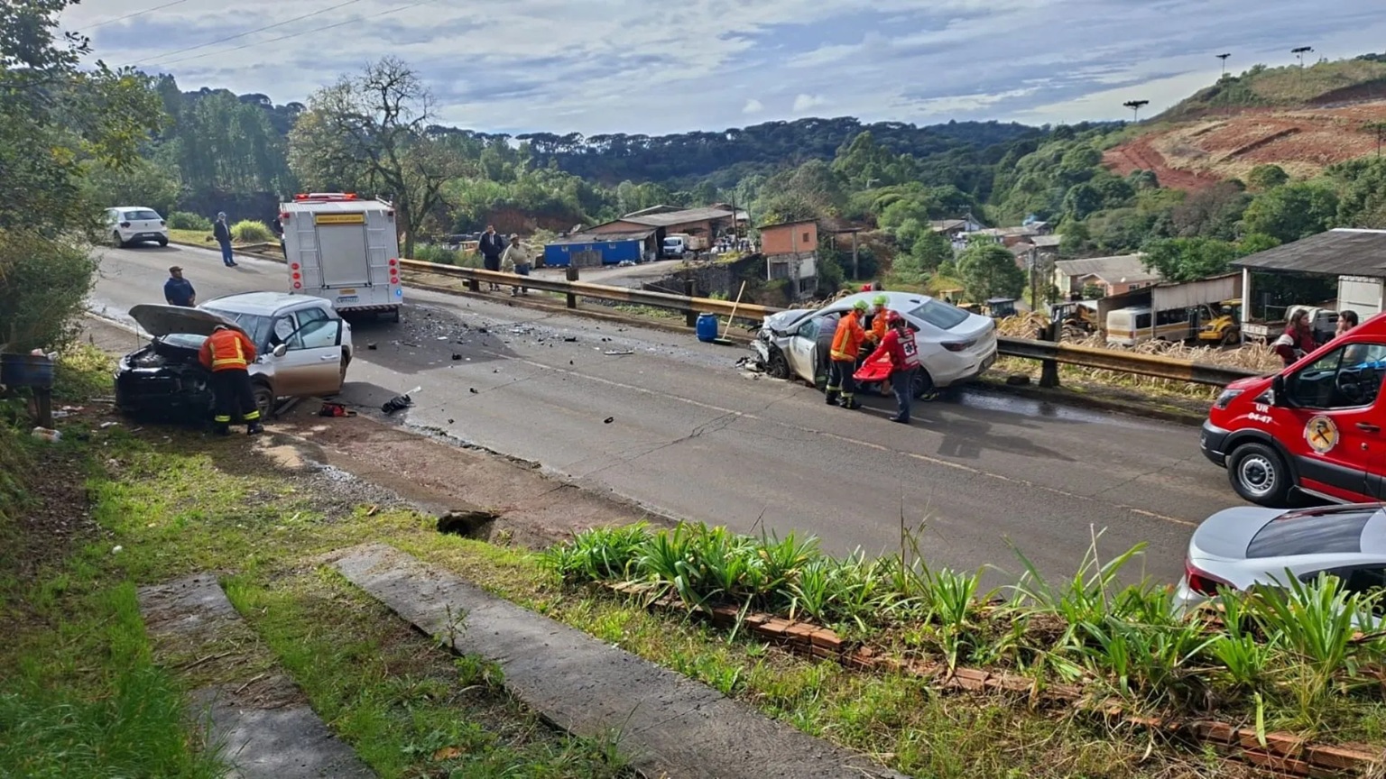 Colisão frontal deixa motorista ferido e provoca bloqueio de rodovia em Caçador