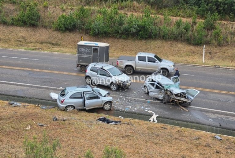 Grave acidente entre três veículos deixa um morto e vários feridos na BR-282