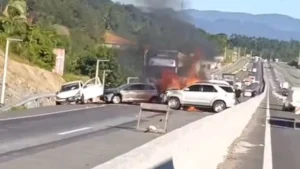 Acidente com morte tem veículos incendiados e bloqueio total da BR-470 em Indaial; Confira o vídeo
