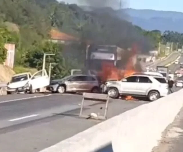 Acidente com morte tem veículos incendiados e bloqueio total da BR-470 em Indaial; Confira o vídeo