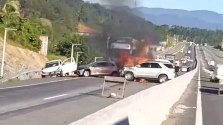 Acidente com morte tem veículos incendiados e bloqueio total da BR-470 em Indaial; Confira o vídeo