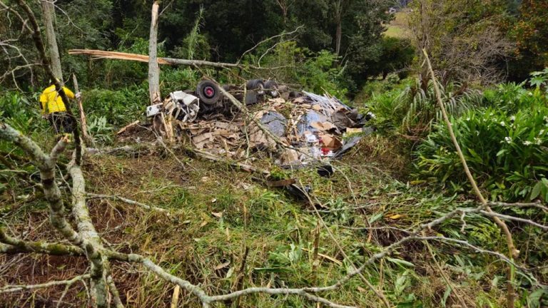 Caminhoneiro morre após saída de pista e tombamento no Oeste