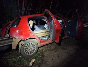 Impressionante: Guard-rail atravessa carro e motorista capa ilesa no Oeste