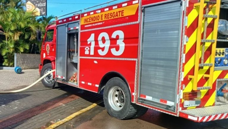 Mulher é socorrida pelos bombeiros após incêndio em Lebon Régis