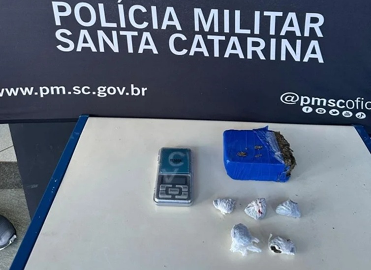Avó chama a PM após encontrar maconha no quarto do neto em Caçador