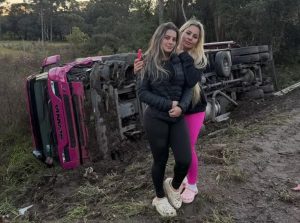 Caminhoneira influenciadora sofre acidente em SC