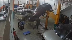 Carro despenca de elevador em oficina de Fraiburgo e trabalhador escapa por pouco
