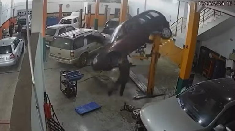 Carro despenca de elevador em oficina de Fraiburgo e trabalhador escapa por pouco