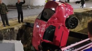 Duas mulheres morrem após carro capotar e cair em córrego em SC