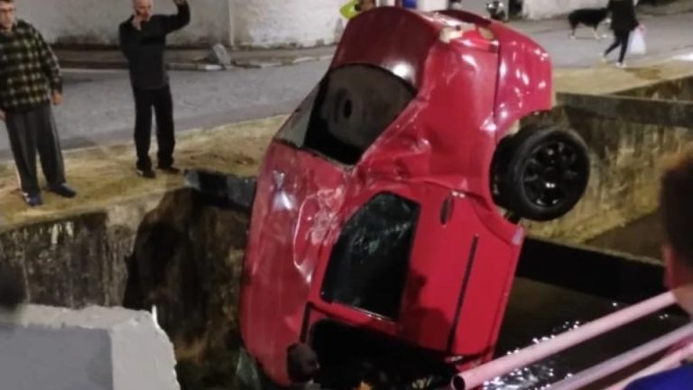Duas mulheres morrem após carro capotar e cair em córrego em SC