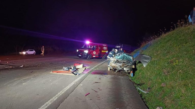 Jovem de 25 anos morre em colisão entre carro e caminhão na BR-153