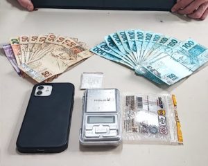 Jovem é preso por tráfico de drogas durante abordagem da Polícia Militar em Joaçaba