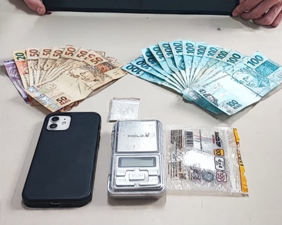 Jovem é preso por tráfico de drogas durante abordagem da Polícia Militar em Joaçaba