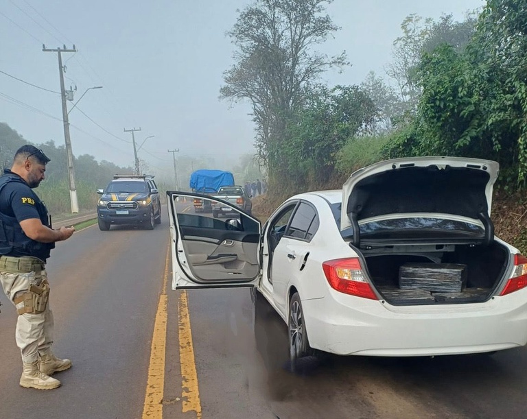 PRF apreende 120 quilos de maconha e prende trio após perseguição no Oeste