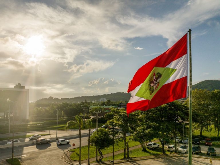Governo de SC vai antecipar metade do 13º salário e injetar R$ 3,6 bilhões na economia