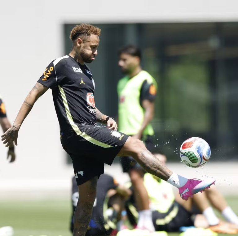 Copa do Mundo: Nos EUA, Neymar treina pela primeira vez em campo