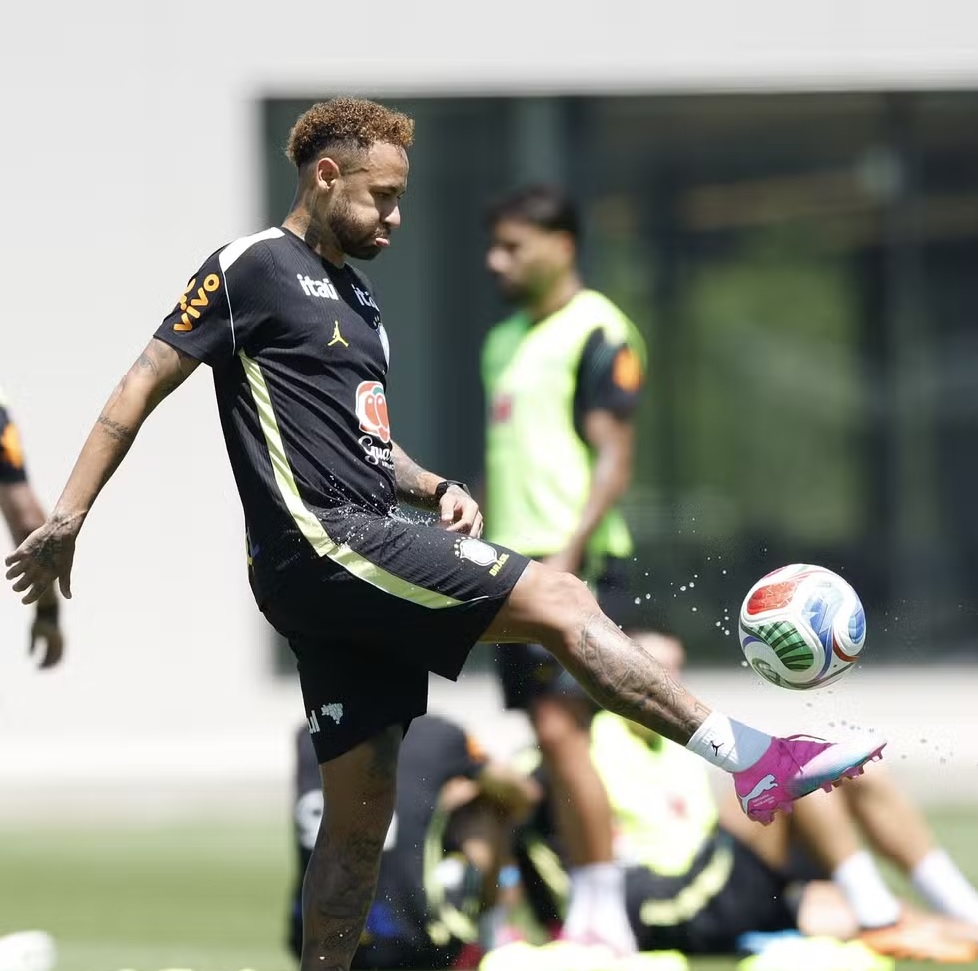 Copa do Mundo: Nos EUA, Neymar treina pela primeira vez em campo