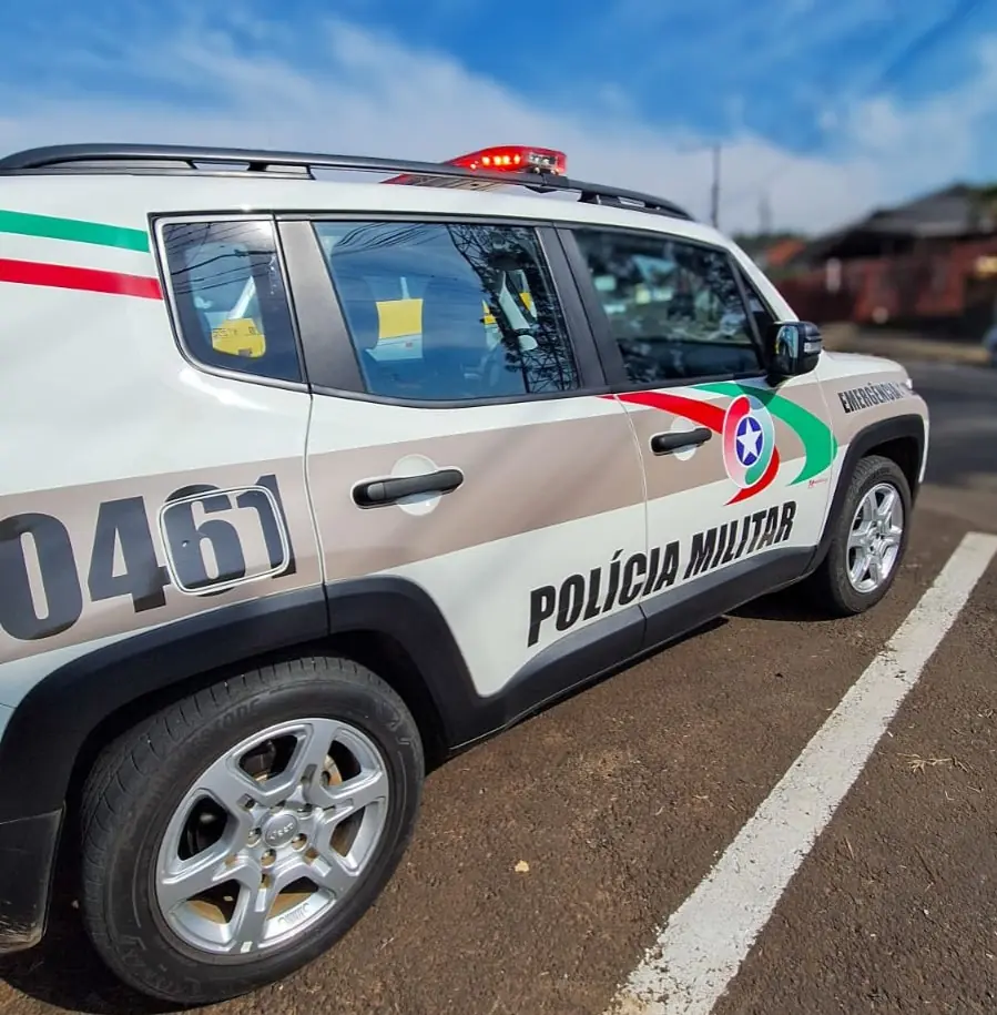 Homem é preso após invadir prédio residencial, desacatar policiais e resistir à abordagem em Joaçaba