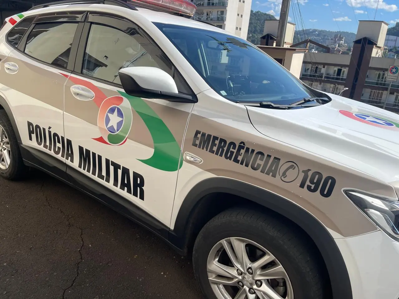 Homem invade residência da ex-companheira, danifica porta e faz ameaças de morte em Campos Novos