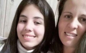 Mãe e filha morrem em grave acidente envolvendo motocicleta e caminhões em SC