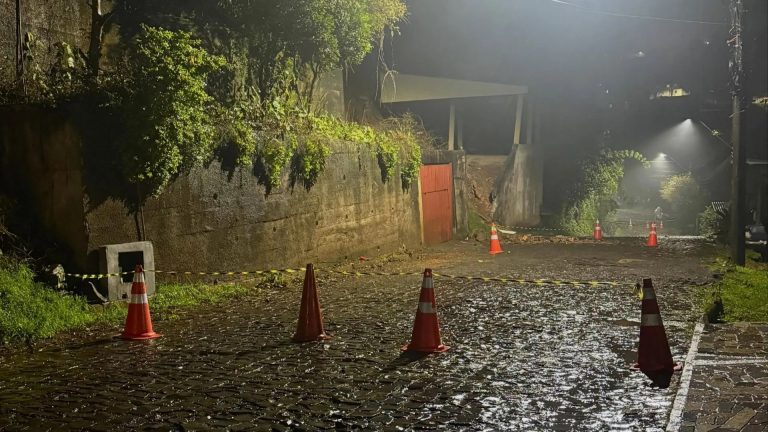 Rua é interditada após deslizamento e moradores deixam casas em Videira