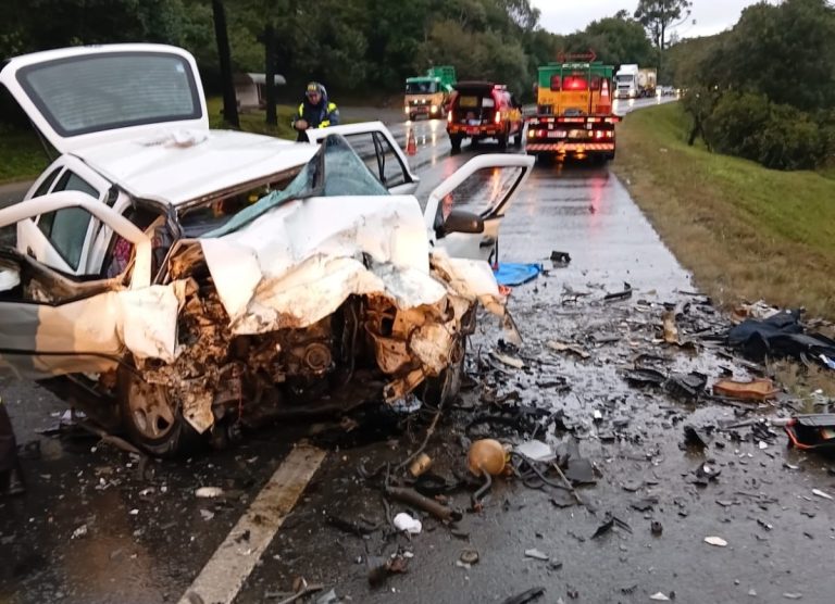 Mulher morre e dois motoristas ficam feridos em grave colisão frontal na BR-116