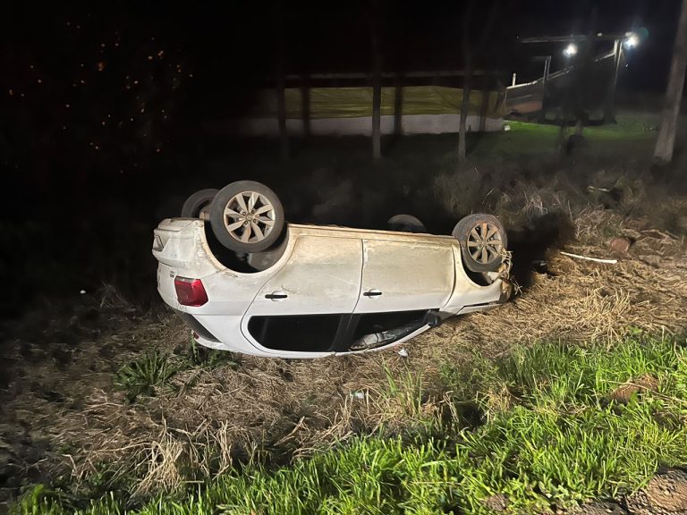 Jovens ficam feridos após carro sair da pista e capotar na SC-355