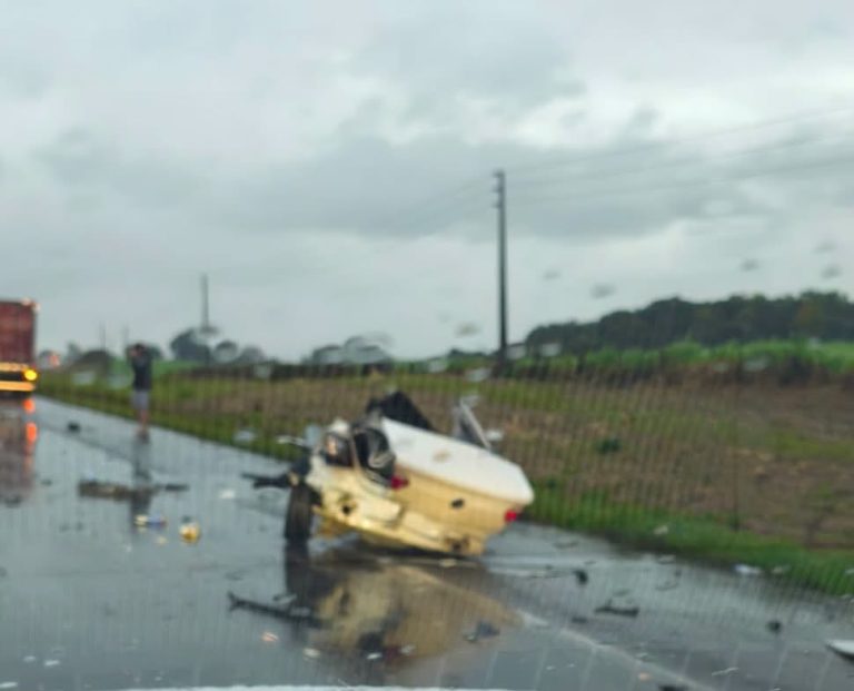 Acidente entre carro e carreta deixa uma pessoa morta em Campos Novos