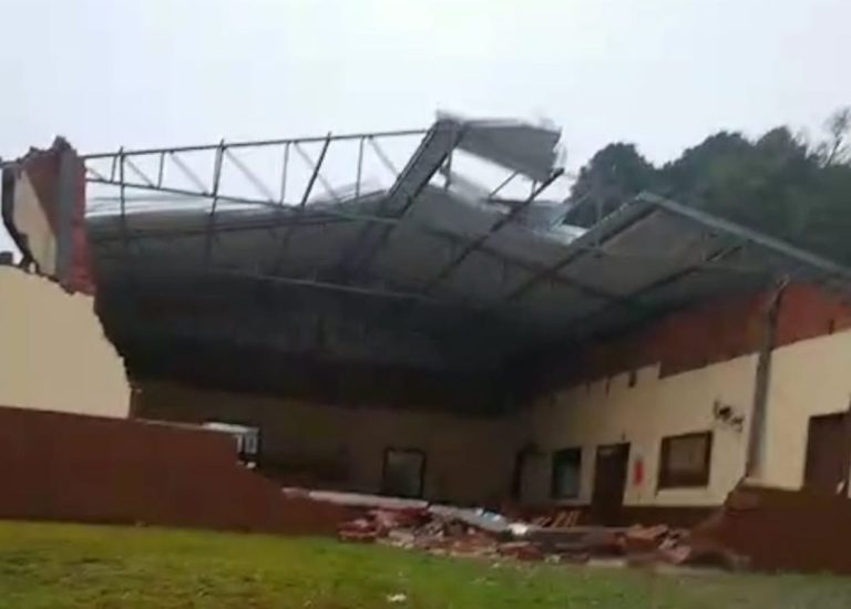 Vendaval destrói salão da comunidade de Marmeleiro, no interior de Anita Garibaldi