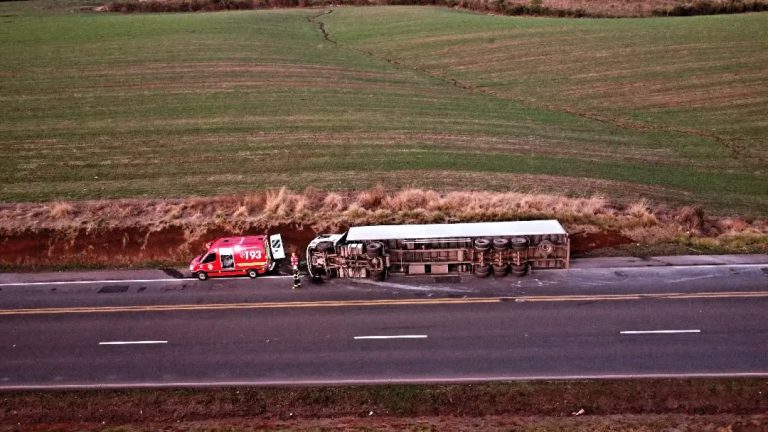 Carreta tomba em Irani após motorista evitar colisão frontal