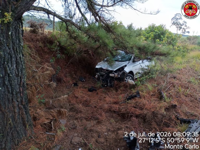 Colisão entre carro e picape mobiliza equipes de resgate na SC-452, em Monte Carlo