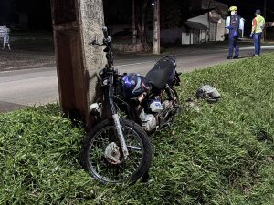 Dois homens morrem após motocicleta atingir poste no Oeste