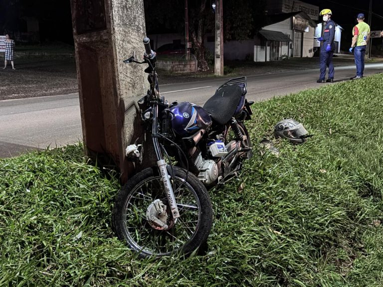 Dois homens morrem após motocicleta atingir poste no Oeste