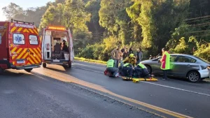 Acidente envolvendo cinco veículos termina com motorista atropelada na SC-418