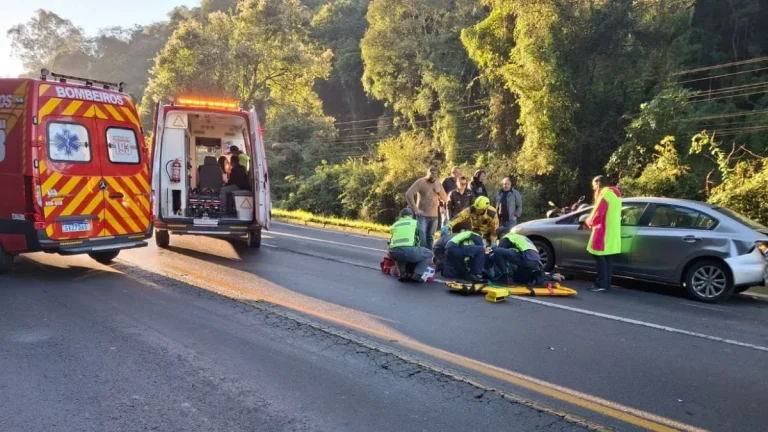 Acidente envolvendo cinco veículos termina com motorista atropelada na SC-418