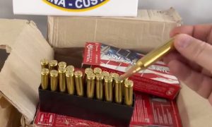 Contrabando em Chapecó: Carga de munições e arma é apreendida em transportadora