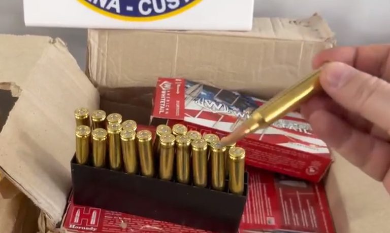 Contrabando em Chapecó: Carga de munições e arma é apreendida em transportadora