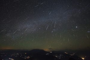 Espetáculo no céu: Maior chuva de meteoros do ano no Brasil atinge o pico nesta quinta-feira