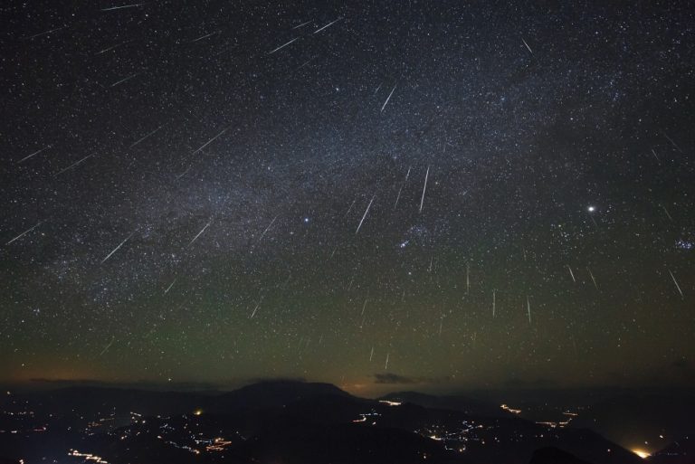 Espetáculo no céu: Maior chuva de meteoros do ano no Brasil atinge o pico nesta quinta-feira